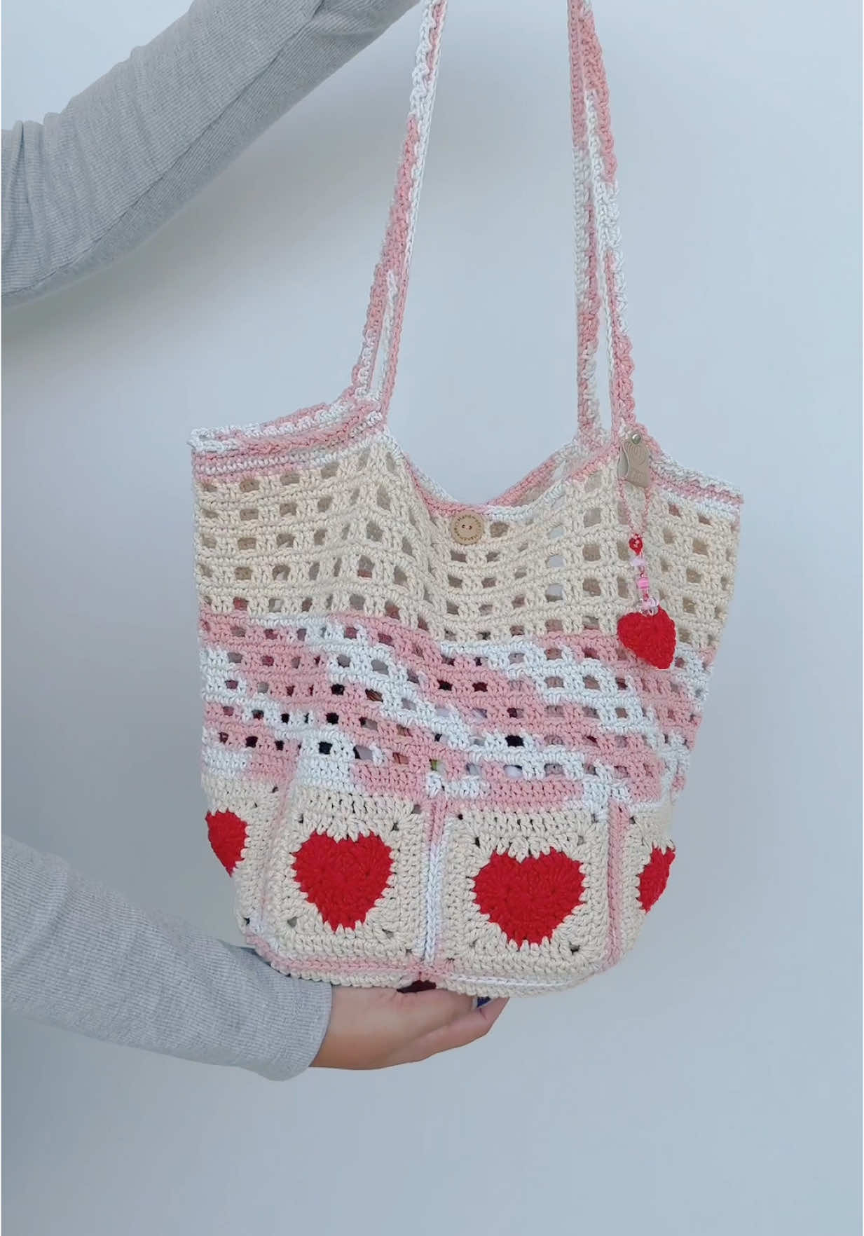 ใครชอบลาย Granny Square ห้ามพลาด! ลายหัวใจใบนี้คือน่ารักมากกกก~ 💘#crochet #crochetersoftiktok #โครเชต์ #crochetbag 