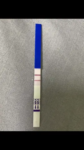 Mọi người cho e hỏi xíu 1 vạch đậm 1 vạch nhạt là có thai chưa ạ chứ e lo quá ạ 🤷🏻‍♀️#thiênthầnbénhỏ✨ #béyêu 