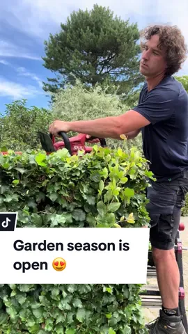 Satisfying hedge trim 😍 #hedge #hedgetrim #trim #teamskil #skil #powertools #tool #tools #garden #gardening #gardenproject #gardentok #gardening101 #satisfying #satisfy #satisfyingvideos #fyp #for #you #page 