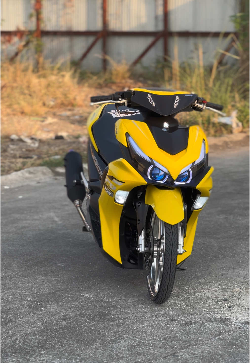 Kuha talaga atensyon mo sa aerox na dilaw 😝 #aeroxboi #aeroxindonesia #Aerox #aerox155 #aeroxmodifikasi #krianstyle #aeroxring17 #ring17style #fyp 