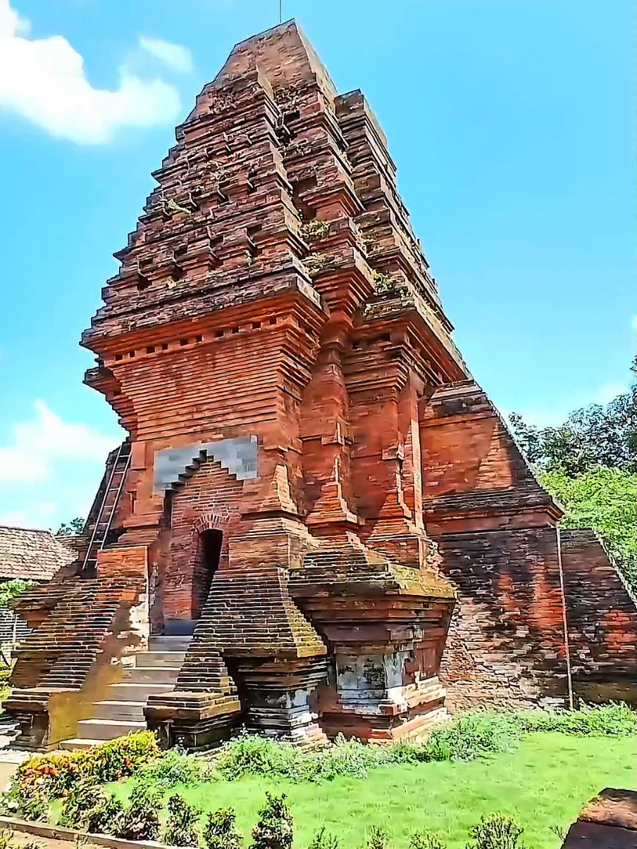 Candi Dermo, peninggalan Kerajaan Majapahit, terletak di Desa Candinegoro, Sidoarjo. Dibangun sekitar tahun 1353 M, candi ini berfungsi sebagai gapura atau pintu masuk ke kawasan suci. Dengan arsitektur yang khas dan relief manusia bersayap, Candi Dermo menyimpan nilai sejarah yang dalam. Meski telah mengalami pemugaran, keindahan dan makna spiritualnya tetap terjaga. Yuk, eksplorasi warisan budaya ini! #candi #candidermo #candidermowonoayu #candidermosidoarjo #peninggalan #peninggalanbelanda #peninggalanmojopahit #budaya #budayajawa #explore #explorepage #travelvlog #fyp 