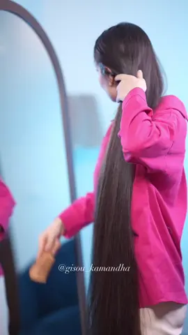 این ماسک به معنای واقعی معجزه میکنه یرای رشد مو من تا حالا از هیچ ماسکی به اندازه این برای رشد سریع مو نتیجه نگرفتم . . و به هرکسی پیشنهاد دادم راضی بوده هم برا رویش مجدد مو هم برای افزایش رشد موها. . برای تاثیرگذاری حتما باید حداقل هفته ای یکبار انجام بدین به مدت سه ماه . .قبلش تست حساسیت انجام بدین(روی یک قسمت کوچیک پوست سرتون تست کنید اگر سوزش و التهاب نداد  به کل سرتون بزنید). . -مواد ماسکتون به اندازه استفاده کنید و اگر باقی  اون دور بریزین . -قبل از استفاده سرتون خوب با ماساژور ماساژ بدین . ❌ -طبع این ماسک گرم هست ، اگر طبع سرتون گرم هست به این مخلوط میتونید نصف استکان عرق مورد اضافه کنید .و بجای رزماری از دم اسب استفاده کنید. ❌ خواص این ماسک: . -افزایش گردش خون و رشد سریع موها . -پاکسازی کف سر از سبوم چربی اضافی و آلودگی ها . . -رشد مجدد موهای ریخته شده . -کاهش ریزش مو و تقویت ریشه موها . . طرز تهیه: این ماسک میتونید به چند روش تهیه و استفاده کنید  میتونید هر د...