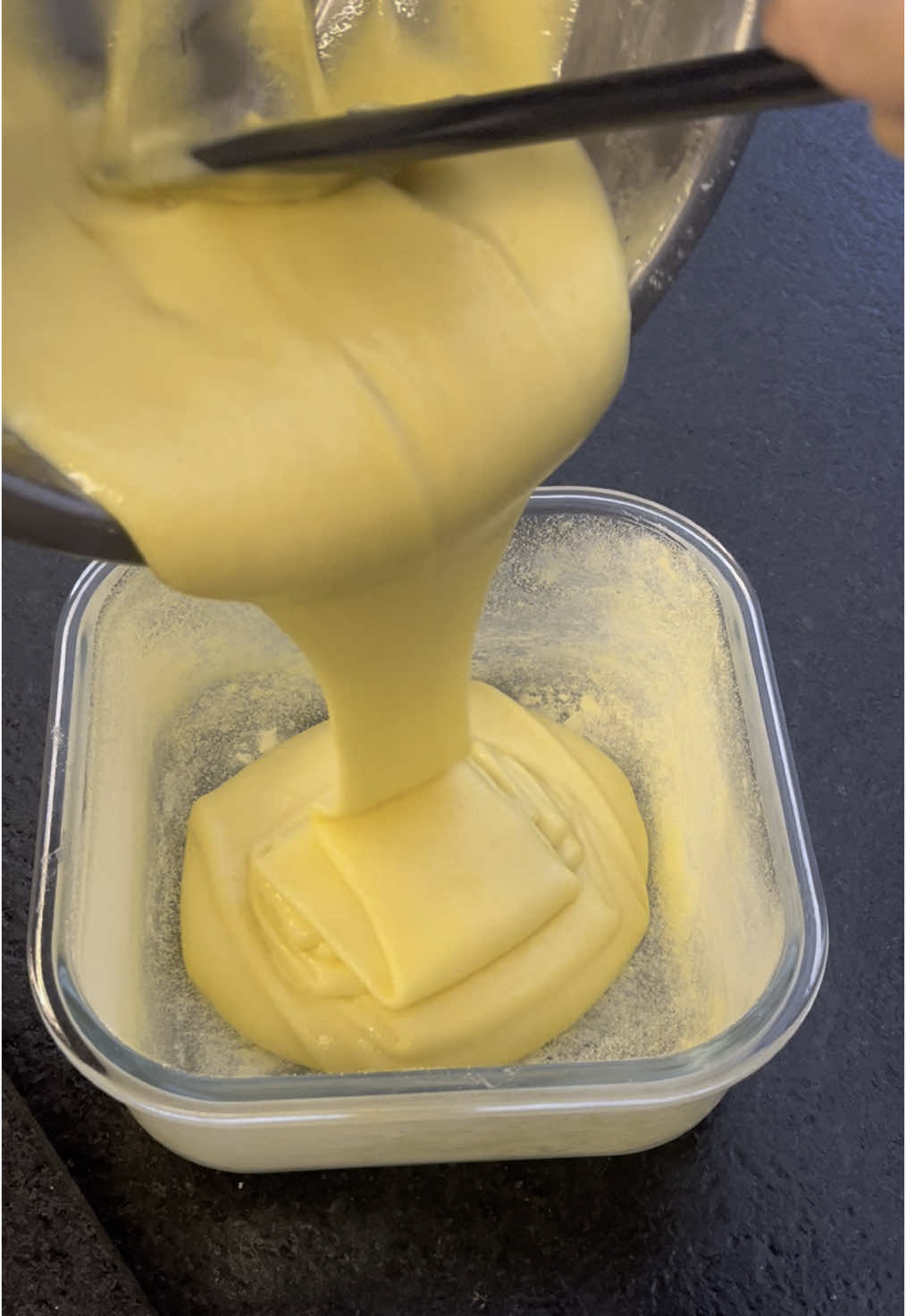 Bolo de fubá com leite ninho, cremoso, na Air Fryer. Sem glúten!! Essa medida que eu usei equivale à meia xícara. #asmr #asmrvideo #asmrsounds #fy #comida #receita #receitafacil #airfryer #bolo #leiteninho 