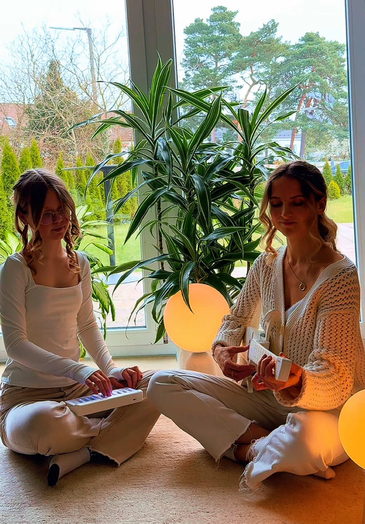 🎶💖 Music is even better when it’s shared! In this video, I’m playing the Enya Cyber-G with my niece—guitar and keys in perfect harmony. This smart hybrid instrument makes jamming effortless and so much fun! Link in my Linktree bio 🎸🎹 @Cyber-G #EnyaCyberGkingGuitar #4in1Instrument #cybergguitar #smartguitar #enyacyberg #hybridinstrument #smartbackingguitar #4in1instrument #fallinginlove *Werbung