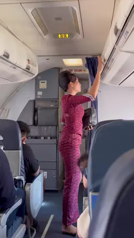 Pramugari lion air sedang merapikan bagasi!! #pramugaricantik #lionair #lionairgroup 