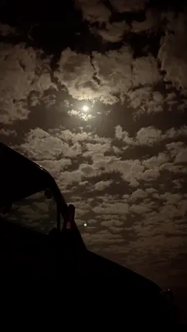 Bulan itu tetap menggantung, meski malam-malam terasa lebih sunyi dari biasanya. Ia menyimpan tangis di pantulan cahayanya, namun tetap bersinar, seolah ingin berkata bahwa luka tak harus membuat kita redup. Ia hadir tanpa suara, tapi cahayanya menembus gelap yang paling pekat—mengingatkan bahwa bahkan cahaya paling lembut pun mampu menenangkan badai dalam dada. Tak apa jika hatimu belum sembuh sepenuhnya. Yang penting, kamu masih memilih berjalan, meski pelan, meski tertatih. Karena seperti bulan, kamu tak harus utuh untuk tetap memberi cahaya. #puisi #puitis #diksi #bulan #kata #motivasi #bollywood #songindia #fyp #beranda #foryou #kuat #viral #fyppppppppppppppppppppppp 