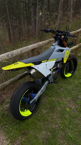 😮‍💨Cleanest build?✨ ✨White carbon by gp compositi  🤯Double disk by sps Factory e biting  🔧Suspensions by @Alessandro Zuccosusp  💡Headlight by @movetronix  #iphone16pro #quality #husqvarna husqvarna #fs450 #supermoto
