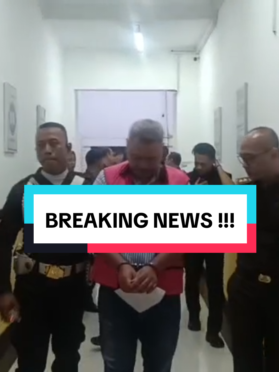 BREAKING NEWS: Kejati Tahan Tersangka Kasus Korupsi Sampah Tangsel Rp 75,9 Miliar Penyidik Kejati Banten menahan tersangka kasus dugaan korupsi pengelolaan dan pengangkutan sampah pada Dinas Lingkungan Hidup (DLH) Kota Tangerang Selatan (Tangsel) tahun 2024 senilai Rp 75,9 miliar, Syukron Yuliadi Mufti, Senin sore, (14/4).  Direktur Utama PT Ella Pratama Perkasa (EPP) itu ditahan di Rutan Kelas IIB Serang. Ia ditahan usai menjalani pemeriksaan di ruang pidana khusus (pidsus).  Kasi Penkum Kejati Banten, Rangga Adekresna mengatakan, Sukron ditetapkan sebagai tersangka dalam kapasitasnya sebagai penyedia jasa dalam proyek tersebut. Diduga, Sukron dalam kasus tersebut telah bersekongkol dengan Kepala DLH Kota Tangsel, Wahyunoto Lukman agar proyek tersebut dapat dikerjakan oleh PT EPP.  