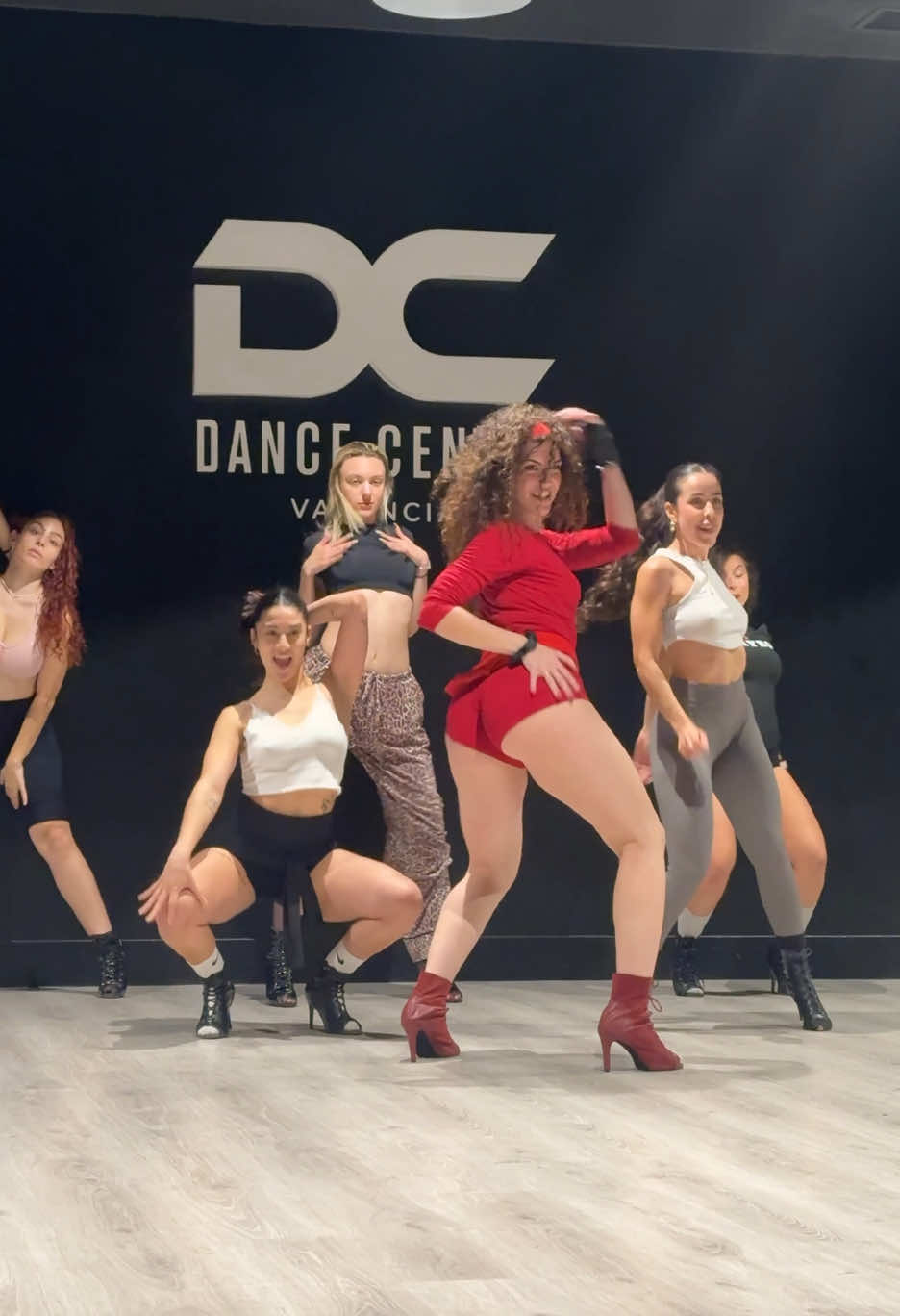 IG amaandaml_ | dime una mejor manera de empezar un lunes que NUEVA COREO a ver si alguien se acuerda de verla el curso pasado 🫶🏼 @Anitta @Pesopluma #heels #coreografia #baile #curly #fyp #heelsdance 