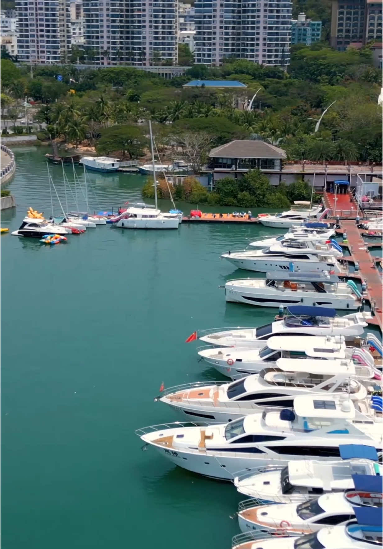 Виды с высоты птичьего полета на канал в городе Санья, остров Хайнань #travel #china #hainan #sanya #above 