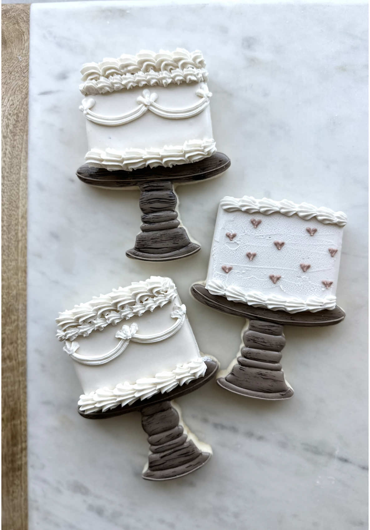 It’s always a good day for cake 🤍 …and cookies that look like cakes! I can’t love this vintage style cake and cake stand more and it’s designed from the cake stand in my kitchen Cookie cutters and STLs are available in my Etsy shop (MadBatterCookieCo) https://www.etsy.com/shop/MadBatterCookieCo #cookiedecorating #cookiedecoratingvideos #cookiedecoratingvideo #cookiedecorator #sugarcookies #customcookies #cookier #cookies 