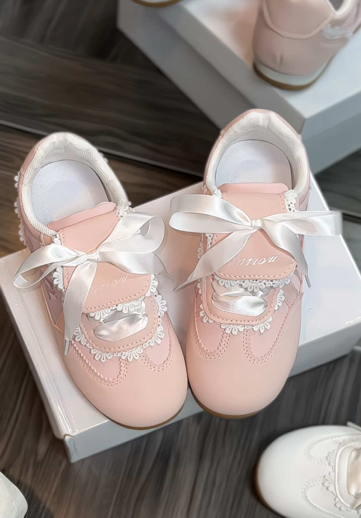 Tôi đang bị ẻm giày này làm cho mê mẩn. Vẫn cứ là tiểu thư nhé . 8 điểm mà 8 nằm ngang 😍#giaythethao #giày #xuhuong #giaysneaker #giaynu #phukienthoitrang 