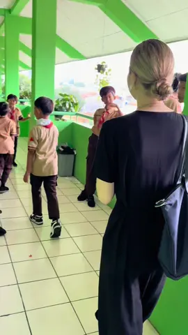 aku pergi ke sekolah dasar 😆 #fyp #indonesia #bule #sekolah 