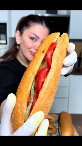 Sosis Bandari – Currywurst nach persischer Art Ein preiswertes Essen aus wenigen Zutaten und zudem super schnell zubereitet. بهترین رسپی سوسیس بندری 😋😋 مواد لازم:سوسیس  پیاز قرمز رب گوجه ادویه ها:(پودر آویشن،پودر پاپریکا،زردچوبه،فلفل قرمز،نمک،پودر کاری)از هر کدام یک قاشق چایخوری #yum #foodies #currywurst #yummyfood #schnellrezepte #rositakitchen 