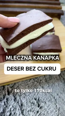 Mleczna kanapka bez cukru (173 kcal, B:17g; T:4,6 g; W: 26,5 g/ porcję) Szukasz czegoś słodkiego, ale bez wyrzutów sumienia? Zrób fit wersję znanego smakołyku – wysokobiałkową, bez cukru i z prostych składników. Idealna przy insulinooporności lub po treningu 💪 🍫 Biszkopt (na 4 kanapki): 📍 3 jajka (150 g) 📍 2 łyżki erytrolu (ok. 20 g) 📍 4 łyżki mąki orkiszowej (60 g) 📍 1 łyżeczka proszku do pieczenia (4 g) 📍 1 łyżka kakao 16% (10 g) 🔄 Białka ubij na sztywną pianę → dodaj erytrol i żółtka → wymieszaj z suchymi składnikami. Piecz 8–10 min w 180°C. Po ostudzeniu przekrój na 8 kawałków. 🍶 Masa: 📍 120 g chudego twarogu 📍 150 g skyru 📍 2,5 łyżki erytrolu (ok. 25 g) 📍 3/4 łyżeczki ekstraktu waniliowego 🔄 Zblenduj wszystko na gładko. Przełóż masą 4 kawałki biszkoptu i przykryj resztą – masz 4 mleczne kanapki. Zapisz ten przepis i podziel się z kimś, kto szuka zdrowych zamienników! 🧡 A jeśli chcesz więcej takich – obserwuj mnie! #mlecznakanapka #przepisbezcukru #zdrowedesery   #fitkanapka #insulinoopornosc #deserbezcukru   #dietetyczneinspiracje #slodkabezcukru #zdroweslodycze   #dietetykdlakobiet #proteinowysnack 