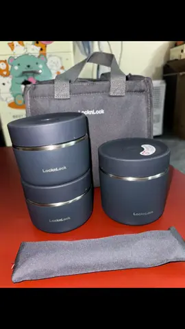 🥗 BỘ HỘP CƠM GIỮ NHIỆT TIỆN LỢI LOCKNLOCK 🥗 Làm sao để giữ trọn hương vị cơm ngon nhà nấu khi mang lên văn phòng? Sắm ngay Bộ hộp cơm giữ nhiệt LHC8052S02 nhà LocknLock để thỏa thích mang theo món ăn mình thích và tốt cho sức khỏe bạn nhé! ✨ Với phần nắp tích hợp nút thoát hơi, bạn chỉ cần nhấn nút thoát hơi và mở ra dễ dàng. ✨ Miếng lót đế silicone chống trượt giảm tiếng ồn cho bữa ăn trở nên hoàn hảo và thoải mái hơn. ✨ Cấu tạo thép không gỉ 304 bền bỉ, an toàn cho sức khỏe giúp bạn yên tâm sử dụng mỗi ngày. Bộ sản phẩm bao gồm 1 túi xách có quai, 1 hộp giữ nhiệt 500ml, 2 hộp giữ nhiệt 300ml và 1 bộ muỗng đũa ăn uống tiện lợi. 
️nhanh tay chốt đơn tại góc trái màn hình nhé các bạn ❤️