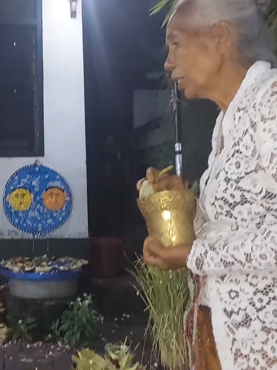 12 April 2025 Pada saat ibu bukit mau mempercikan tirta untuk Roh atau Sukma Leluhur yang lintas agama, Ibu Bukit melihat salah satu Roh atau Sukma Itu ada masuk ke badan orang, dengan bahasa luar negeri yang ibu bukit tidak tau, terus ibu bukit minta tolong biar diterjemahkan ke bahasa indonesia atau bicara dengan bahasa indonesia. #pondokibubukit #tugas #bali 