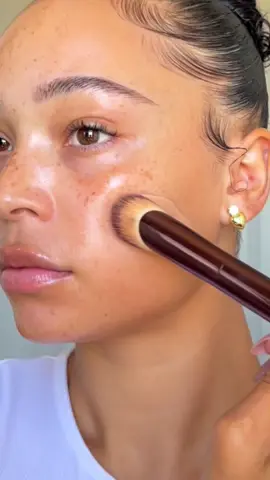 #CliniquePartner I LOVE this @Clinique Even Better ClinicalTM Vitamin Makeup SPF 45 it’s perfect for spring/summer let your skin breathe while still getting skincare benefits and some coverage. My absolute favorite type of foundation- Shade Light Medium! #VitaminMakeup #Skincare #DermatologistTested