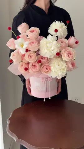 Gửi em một đóa hoa xinh, Như cách em khiến trái tim anh rung rinh, Tình yêu này – mãi dành cho em. #bohoa  #flower  #hoatuoi  #florist  #hoa  #novfleur 