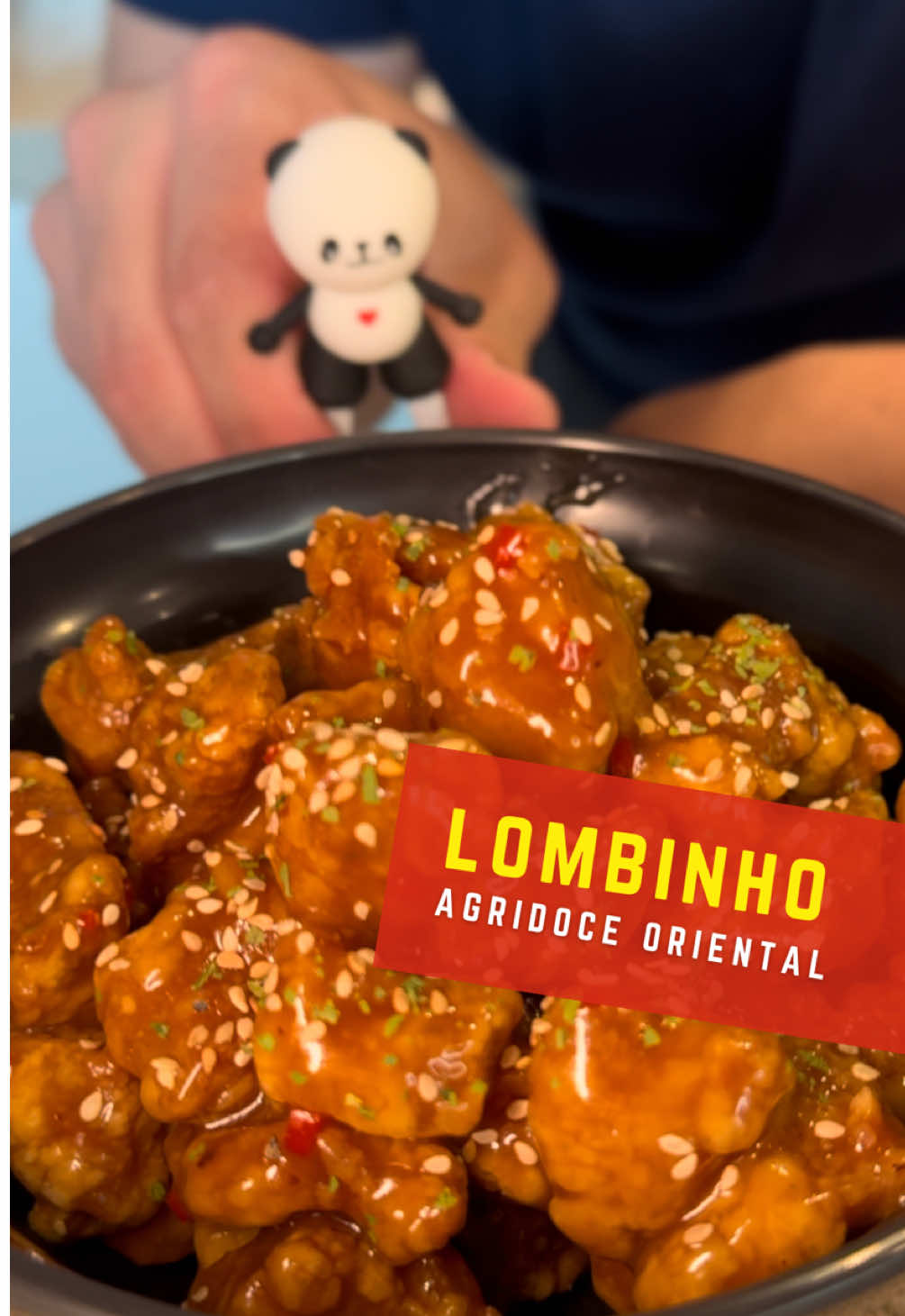 Lombinho Agridoce Oriental  INGREDIENTES 500g de lombo de porco  2 colheres de sopa de Shoyu 1 dente de alho  1 ovo  1/2 copo de farinha de trigo  1/2 copo de amido de milho • Sal e pimenta do reino a gosto  Óleo abundante para fritar  MOLHO AGRIDOCE  4 colheres de sopa de açúcar 2 colheres de sopa de ketchup  125ml de água morna 5 colheres de sopa de vinagre de maçã ou de Arroz 1 colher de sopa de shoyu  1 colher de sopa de amido de milho (maizena) diluído em 25ml de água  Sal a gosto #porcooriental #lombinhoagridoce #receitafacil #receitaoriental #molhoagridoce