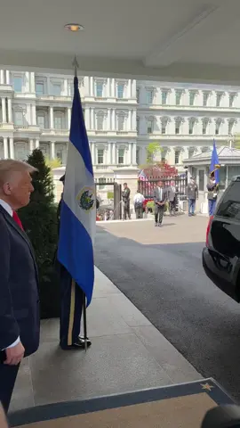 El Presidente @Nayib Bukele fue recibido por el Presidente Donald Trump, en el Ala Oeste de la Casa Blanca. 🇸🇻🤝🇺🇸 #nayibbukelepresidente #bukelepresidente #bukelepresidenteelsalvador #donaldtrump #donaldtrumppresidente #trump #usa #estadosunidos #elsalvador #sv #elsalvador503 #ayudar #reunion #Amigos #wow #mundo #casablanca #acuerdos #sv #typ #bukelepresidenteelsalvador #f #fyp #f #bukelepresidenteelsalvador #foryoupage #funny #paratiiiiiiiiiiiiiiiiiiiiiiiiiiiiiii #video 