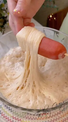 Korean hotdog, đúng combo huỷ diệt: xúc xích, phô mai, khoai tây chiên #LearnOnTikTok #hotdog #streetfood #tathuygiang #caocaokitchen #foodtrend 