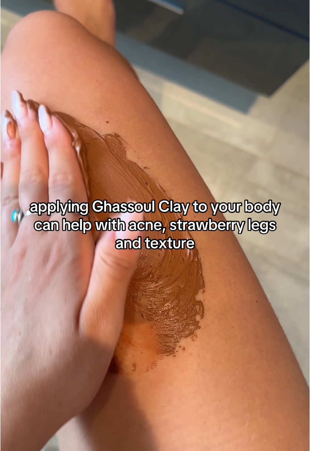have you ever tried clay masking your body? 👀 #claymask #claymasks #claybodymask #ghassoul #ghassoulclay #rhassoul #rhassoulclay 