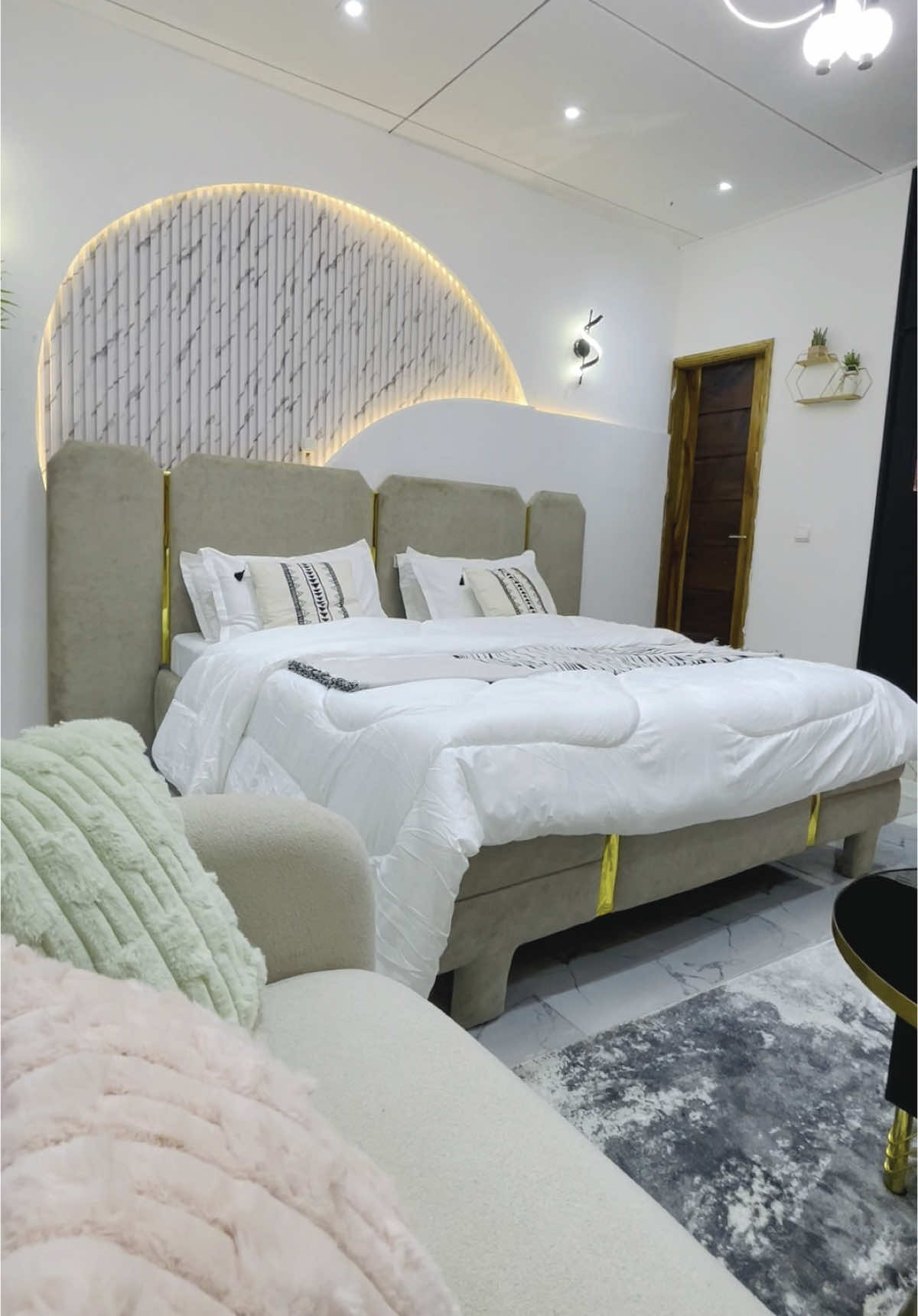 Résidences Dolce Vita Bouaké Chauffe eau  Wifi fibre optique Canal  Cuisine entièrement équipée Tv android 55 pouces Netflix / YouTube / Prime video Parking surveille/ Gardien caméra de surveillance Facture normalisé  Localisation: L’etablisement est situé à Nimbo carrefour grand ouest dans le centre ville #fyp #viralvideos #abidjan225🇨🇮 #bouake225🇨🇮 #foryoupage 