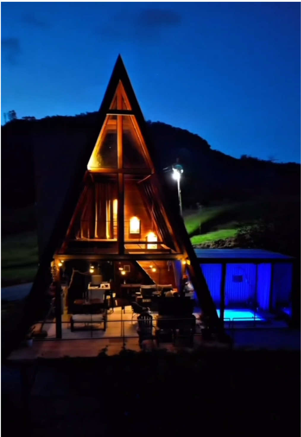 Imagine ter um refúgio como esse para chamar de seu... Esse chalé A-Frame construído em Pemorede-SC é a mistura perfeita entre sofisticação, conforto e um clima romântico único, especialmente à noite, quando a iluminação realça cada detalhe da arquitetura e da madeira. Pensado para quem valoriza exclusividade, esse projeto une charme, funcionalidade e um visual de tirar o fôlego, ideal para lazer ou até investimento em hospedagem de alto padrão. Se você sempre sonhou em ter um lugar assim, essa é a sua chance. Entre em contato e descubra como podemos criar o seu chalé dos sonhos. #chaleaframe #arquitetura #refugio #chalé #aframe #chaledemadeira #cabana #PemoredeSC #chalédossonhos #turismo #investimentoimobiliário #casademadeira 
