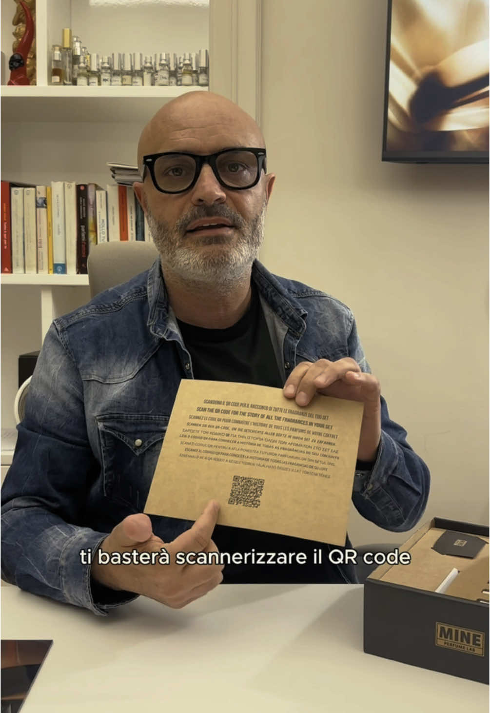 Se vuoi scoprire la storia delle fragranze nel tuo sample set, scansione il codice QR! traduci - If you want to discover the story behind the fragrances in your sample set, scan the QR code! #perte #mineperfumelab #handmade #madeinitaly 