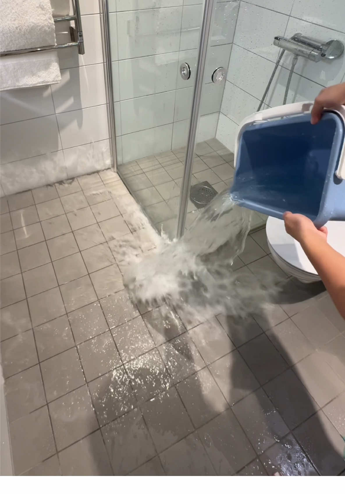 asmr bathroom floor scrub 💆🏻‍♀️🫧 all cleaning tools from @SINI #foryoupage #foruyou #foryoupageofficiall #fyp #CleanTok #cleaning 