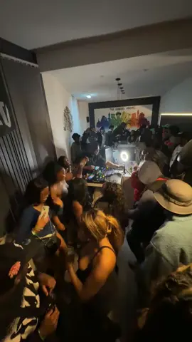 A real crowd controller. @prosperdj_  #foryou #foryoupage #houseparty #4aminsoweto #4aminsoweto #southafricatiktok #zimtiktok #amapianoisalifestyle🎹🎶🎵🔥🔥🔥🤙 #amapiano #viral #southafricantiktok🇿🇦 #amapianodance #birmingham #amapianohouseparty 