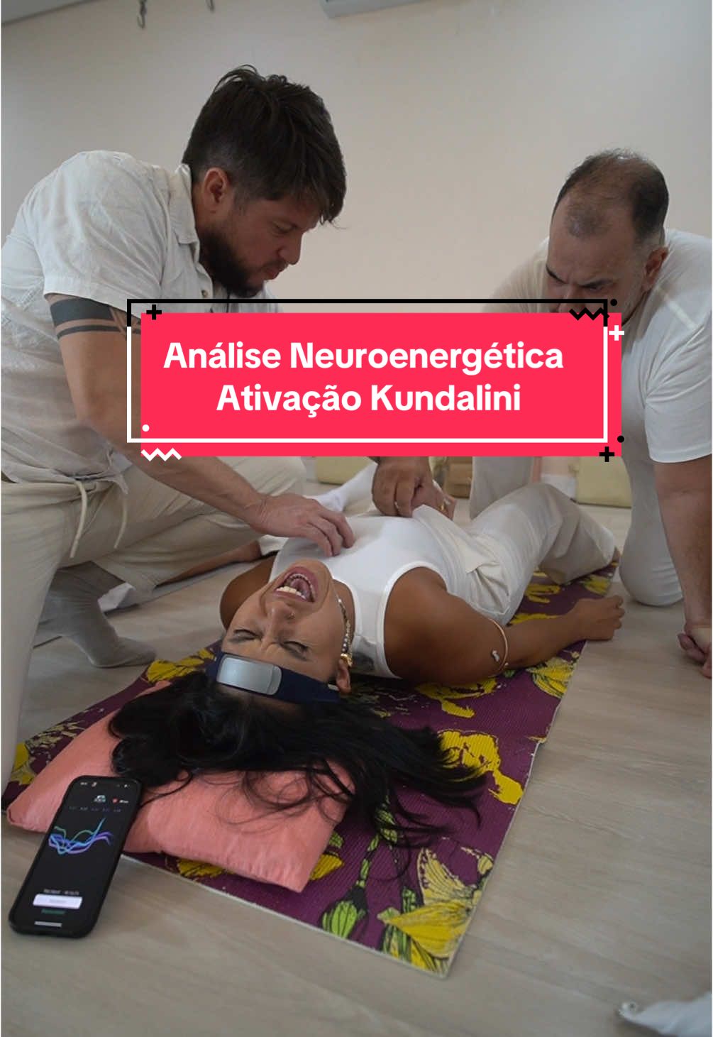 Você sabia que é possível medir uma experiência mística com tecnologia de ponta? Durante uma sessão de Ativação de Kundalini com o protocolo do Fluxo Energético Supremo, a aluna @_amanndaoliveira_ relatou um profundo estado de conexão com o seu Duplo — conceito presente nos estudos de Jean Pierre Garnier Malet, na psique de Carl Jung e nas experiências místicas descritas por Lucien Lévy-Bruhl. O mais impressionante? O registro eletroencefalográfico (EEG) confirmou um pico sustentado de ondas gama entre 18 e 20 dB, exatamente no momento em que Amanda acessava essa vivência interior. Essa frequência está associada a estados de insight, êxtase sutil e expansão de consciência, comumente observados em meditadores avançados e praticantes espirituais experientes. Essa experiência, porém, não está mais restrita a monges tibetanos ou meditadores avançados. Com os protocolos estruturados do Fluxo Energético Supremo, é possível chegar com segurança a estados alterados de consciência, ativar centros energéticos profundos e despertar o seu potencial espiritual adormecido. Comenta aqui o que mais te chamou atenção nesse conteúdo — e marca alguém que precisa conhecer essa nova fronteira entre ciência e espiritualidade. #fluxoenergeticosupremo #kundalini #ondascerebrais #neurociencia 