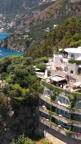Un rifugio sospeso tra cielo e mare. A Praiano, nella provincia di Salerno, l’Hotel Piccolo Sant’Andrea è un boutique hotel a 5 stelle incastonato tra le scogliere della Costiera Amalfitana. Camere con vista mozzafiato, spa con piscina coperta e un’atmosfera intima per chi cerca relax e bellezza autentica. 🌊✨ #HotelPiccoloSantAndrea #CostieraAmalfitana #PraianoCharme #dimoredepoca 
