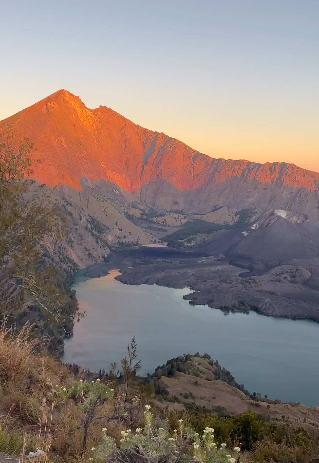 <<hiking Indonesia❣️ #Hiking #indonesia #mountains #fyp 