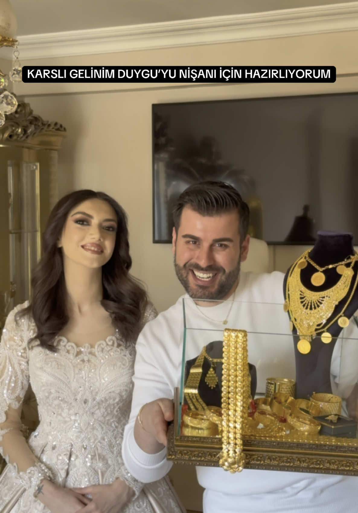 Harika bir hazırlık günüydü😍 yine çok güzel bir makyaj yapıp bir gelinimin daha en özel gününe eşlik Edip ve bugünleri anı olarak video haline getirdim bu sezon için ve sıradaki genlerim için inanılmaz sabırsızlanıyorum sevgili duygu seni ve aileni tanıdığım için çok mutluyum iyi seyirler herkese 🫶🏻😍🤍