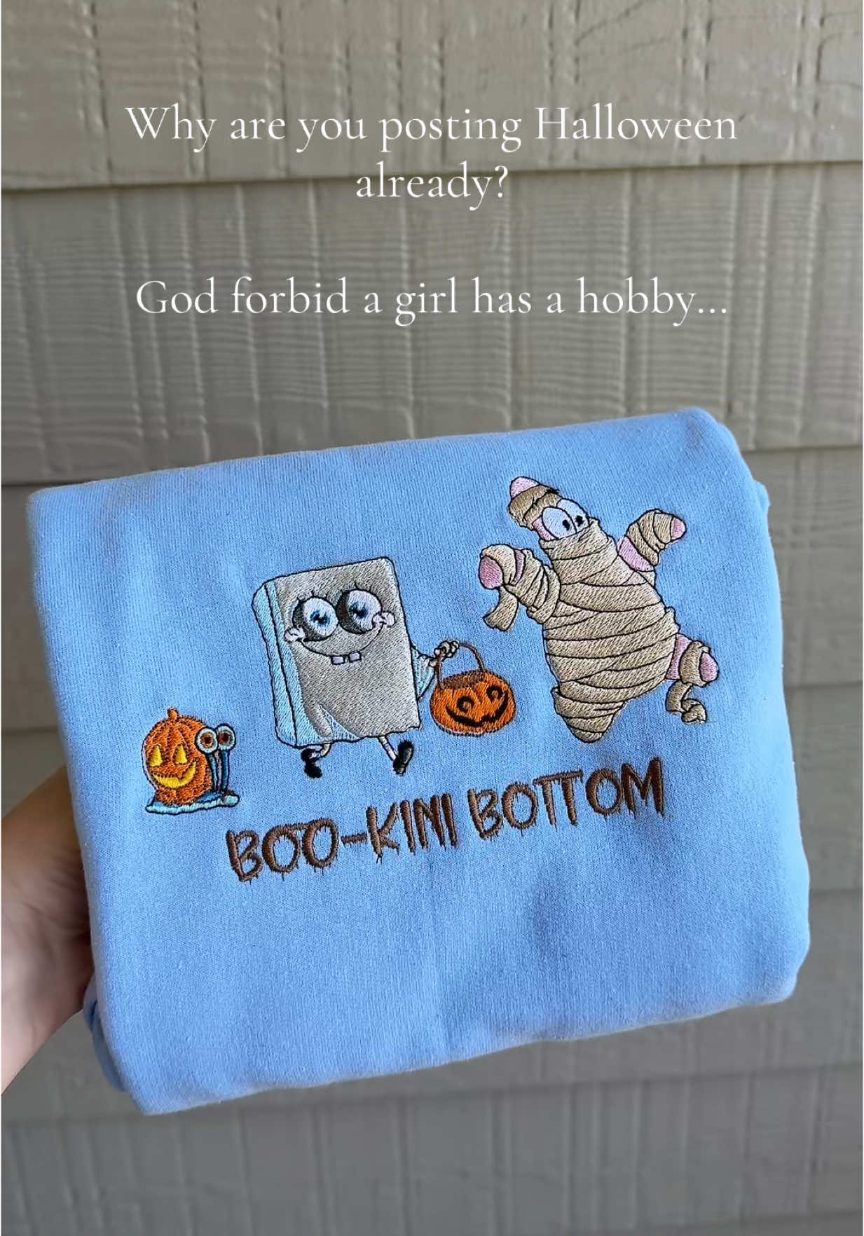 And also bc who wouldn’t want to wear this? #summerween #summerween2025 #halloween #halloween2025 #halloweenvibes #spookyseason #spookyszn #fall #fallaesthetic #halloweensweatshirt #embroideredsweatshirt #trending #vintagesweater #vintage 