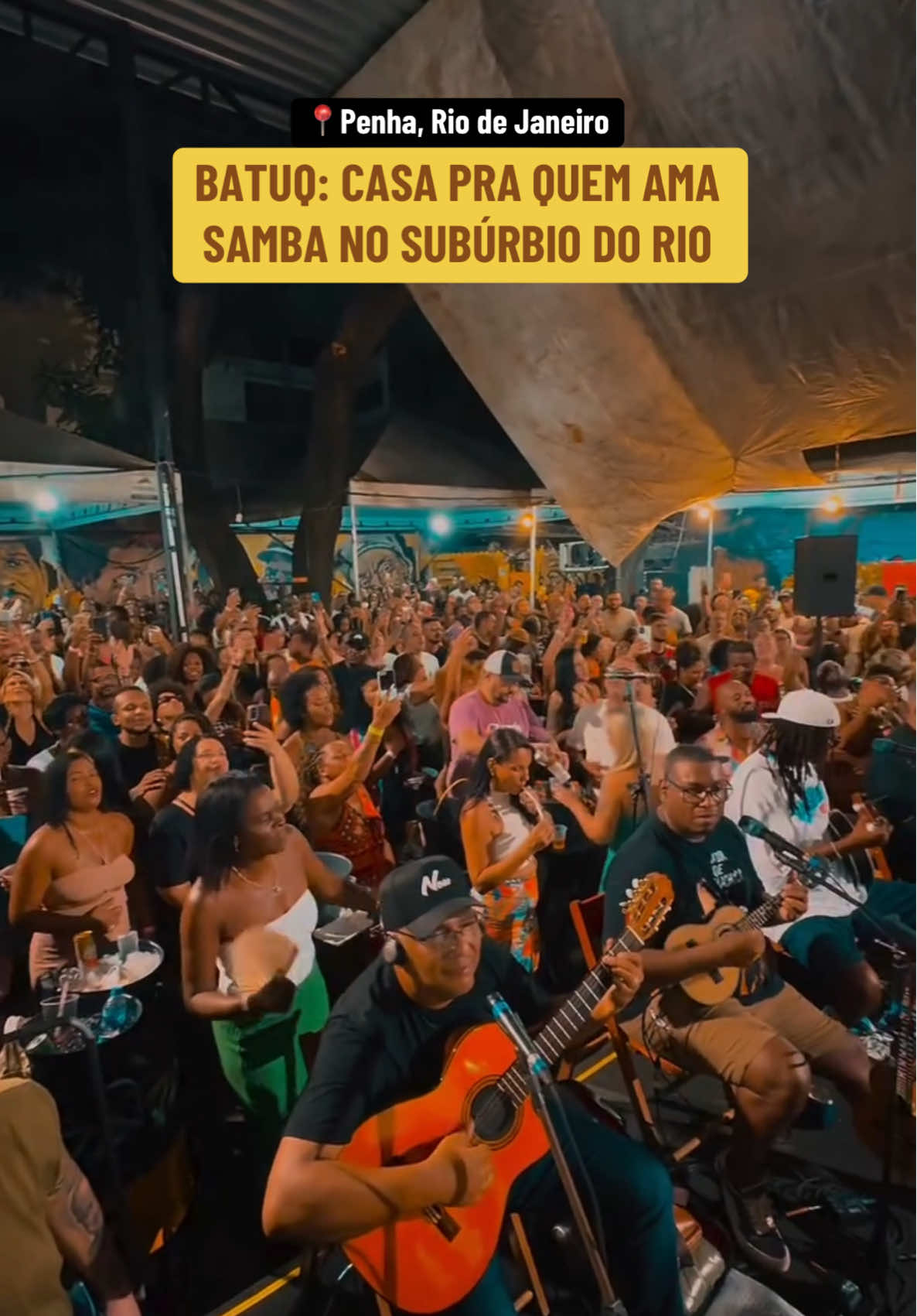 O #Batuq é parada obrigatória para você que curte samba e mora no #RiodeJaneiro. Localizado na #Penha, os finais de semana por lá são assim, regados a muito #samba da melhor qualidade 🪕 Cantores e artistas de qualidade estão presentes todos os finais de semana, mas por lá, a principal atração é a voz do povo, que não deixa de cantar 1 minuto sequer 🥁 #BatuqSamba #Bar #Festas #Festa #RJ #Pagode
