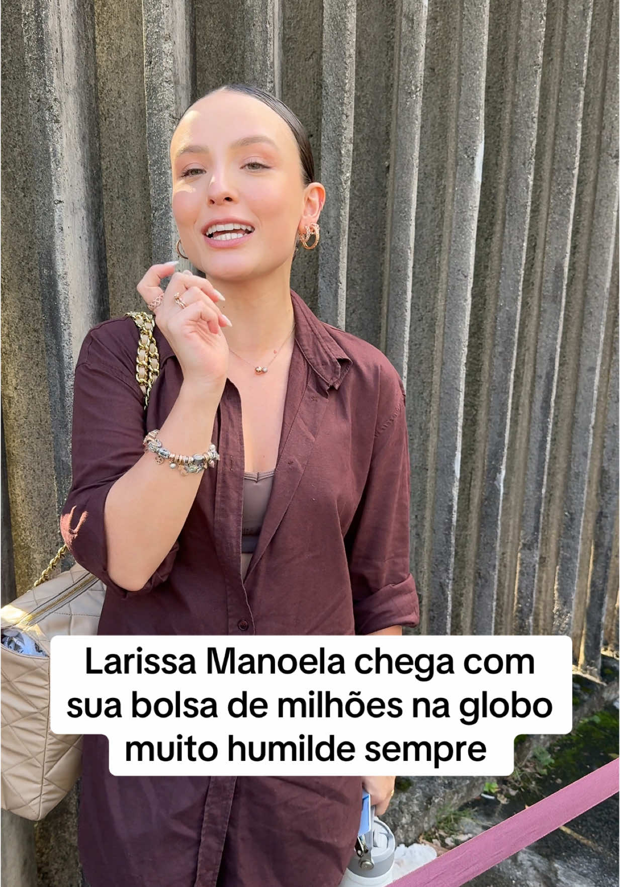Larissa Manoela chega com sua bolsa de milhões na globo sempre humilde #for #foruyou #page #fyp 