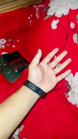 _যে ধরে রাখতে জানে সে শিকড় খুঁজে না। আর যে আঁকড়ে থাকতে জানে সে ত্রুটি বুঝে না।❤️‍🩹😇