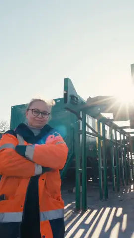 Tetiana vous emmène avec elle dans la FEV 1200, une des plus grandes machines à bois de chauffage d'Europe. 🔥 #boisdechauffage #forestier #entreprise #production #nord #france #onf #energie 