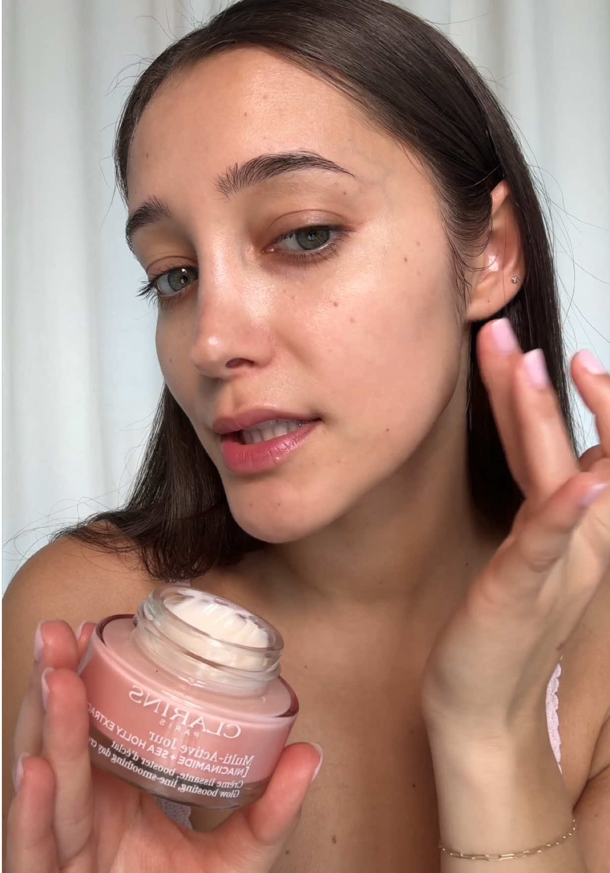 glowy moisturizer underneath makeup that doesn’t pill?? @Clarins USA #ClarinsPartner #ClarinsMutiactive does it all ✨✨ 