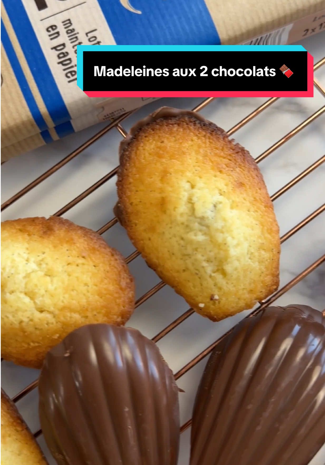 Madeleines aux deux chocolats 🍫 🤤  Le mercredi c’est LA journée parfaite pour faire des gâteaux avec Adem ! Et cette fois il avait envie de madeleines au chocolat. Et comme il est gourmand (oui c’est bien le fils de sa mère) on a fait des madeleines au chocolat noir et au chocolat au lait @Nestlé . On a fourré nos belles madeleines moelleuses d’une ganache au chocolat noir et on a fait une coque en chocolat au lait pour la douceur 🫠 Bon même si nos madeleines ne sont pas des plus parfaites, peu importe, avec le chocolat Nestlé Dessert® c’est toujours trop bon ! En même temps qui n’aime pas le chocolat ici ? Les tablettes de chocolat Nestlé Dessert® fondent super bien et forcément ça facilite le moment en cuisine surtout avec nos petits bouts 🤗  Petite nouveauté qui a toute son importance, les lots de tablettes Nestlé Dessert® ne sont plus vendues avec un plastique mais avec un petit stickers en papier et ça c’est trop cool 🌍🤗  La recette pour une trentaine de madeleines  La ganache au chocolat noir  -100 g de chocolat noir Nestlé Dessert®  -100 g de crème liquide entière  -Faire fondre le chocolat noir au micro ondes ou au bain marie  -Faire chauffer la crème liquide dans une casserole puis la verser en 3 fois sur le chocolat en mélangeant bien entre chaque ajout à l’aide d’une maryse  -Filmer au contact et réserver 1h au réfrigérateur  La pâte à madeleine  -100 g d'œufs (2 œufs)  -110 g de sucre semoule  -15 g de miel  -80 g de lait demi écrémé tiède  -180 g de farine  -6 g de levure chimique  -180 g de beurre  -les graines d'une gousse de vanille  -les zestes d'un citron  -faire fondre le beurre dans une casserole sur feu moyen/fort, en remuant pour éviter que ça n'accroche au fond, jusqu'à atteindre une couleur noisette. Laisser refroidir  -mélanger au fouet les œufs avec le sucre et le miel  -ajouter le lait tiède, mélanger  -ajouter la farine et la levure tamisées, mélanger  -ajouter le beurre noisette tiédi et la vanille, bien mélanger  -ajouter les zestes d'un citron jaune, mélanger  -verser dans une poche à douille et réserver au réfrigérateur toute une nuit si possible. La pâte doit être bien froide pour l'utiliser  -préchauffer le four à 190 degrés  -graisser un moule à madeleine et pocher la pâte à madeleine aux 3/4 du moule, froid lui aussi  -enfourner environ 10 minutes à 190 degrés  -recouvrir de film alimentaire à la sortie du four -avant qu’elles ne refroidissent totalement, fourrer les madeleines du côté plat, de ganache au chocolat noir à l’aide d’une poche à douille munie d’une douille à fourrage si possible.  Pour la coque en chocolat  -150 g de chocolat au lait Nestlé Dessert®  -faire fondre le chocolat au micro ou au bain marie  -à l’aide d’un pinceau étaler du chocolat généreusement sur chaque empreinte du moule à madeleine en silicone puis déposer les madeleine aussitôt en appuyant pour faire adhérer . Laisser complètement durcir  -démouler, déguster 🤤  Chez vous aussi le mercredi c’est pâtisserie ? Pour votre santé, mangez au moins 5 fruits et légumes par jour www.mangerbouger.fr  Collaboration commerciale avec Nestlé Dessert ®  #nestledessert #benetade #madeleine #patisserie #chocolat