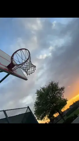 Thanks to my mom for taking the photo for me ☺️#fypシ #fyp #foryou #foryoupage #foryouu #lovelife #basketball #studentathlete #aesthetic #sunset 