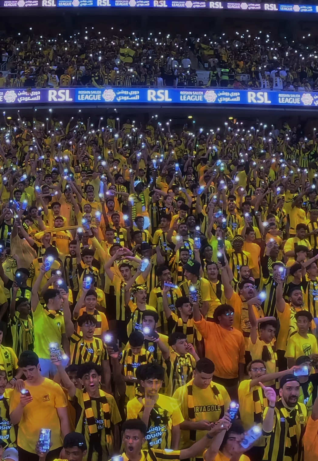 من روائع جمهور #الاتحاد في الجوهرة .. انا اتحادي من يوم ميلادي .. من صغر سني اهتف باسمه انادي #SportsonTikTok #ittihad #علاء_سعيد 