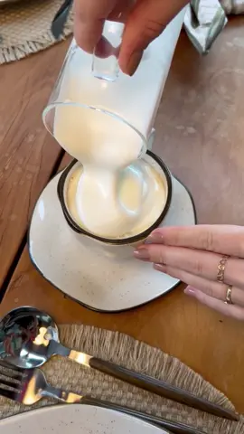 ☕✨ Hoje é o Dia Mundial do Café e a gente celebra assim: com café fresquinho servido na elegância da louça Ryo Maresia da Oxford 💙 Porque não é só sobre café... é sobre criar momentos que despertam os sentidos e aquecem a alma. Feliz dia pra quem ama esse ritual diário tanto quanto a gente! #DiaMundialDoCafé #MesaPostaComAfeto #RyoMaresia #OxfordPorcelanas #CaféComEstilo #MundoZa #AmamosMesaPosta #CaféÉAmor