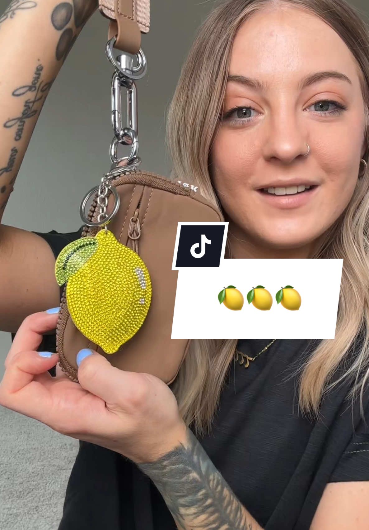 LEMON KEYCHAIN 🍋 by Iris and Rainbow 🙌🏻 I absolutely love it! #keychain #lemon #lemonkeychain #bedazzled #irisandrainbow #bagcharms #accessorizeyourlife #irisandrainbowarmy #irisandrainbowkeychain #lemonsummer 