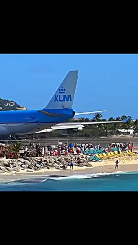 KLM B747 Extreme Jet Blast Blowing  People Away #aviation #klm #b747 #airport #mahobeach #foryoupage 🎥:Planespotting with Kal 