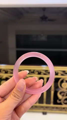 Cam thường ạ, nhìn tay e xấu xấu kia là bt🤣. Mắt mèo bản 1ph hồng đậm#vongdaphongthuy #vongmatmeo 