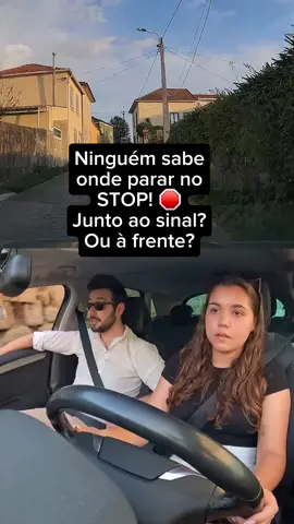 Durante a aula passámos por um STOP que estava mais atrás… e ficou a dúvida no ar: “Onde é que se deve parar afinal? Junto ao sinal ou lá mais à frente na interseção?” 👀🚗 Alguém já se questionou o mesmo? #StopÉParaParar #ErroComum #SituaçãoDeExame #DúvidaFrequente #ConduçãoNaVidaReal #LOLDriving
